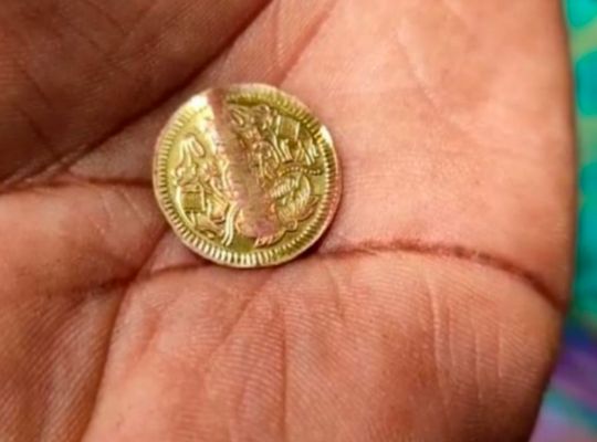 While tearing doThe candidate gave gold coins to the voters here, the land slipped under the feet of the voters, the coins turned out to be fake.