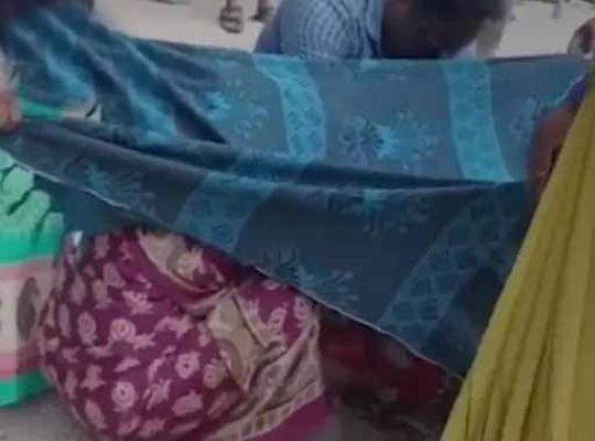 Negligence: The woman gave birth to a child on the road in front of the hospital! Video going viral on social media, people raised questions on functioning of government and health department
