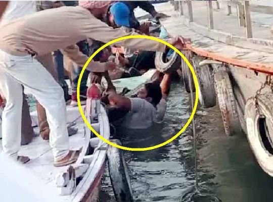 Accident: A boat full of 34 passengers overturned in the river Ganga in Varanasi! Screaming on the spot, the condition of two passengers is very serious