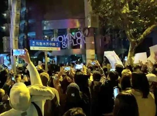 People's anger: People on the streets against the lockdown in China! Tremendous demonstrations in 9 cities, slogans echoed for Jinping to leave the throne