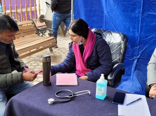 Nainital: A health camp proposed by the health committee was organized in the municipality premises! Free health tests were done by all the people including environment friends.