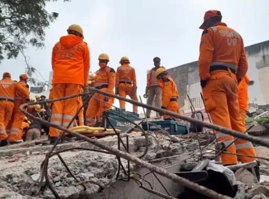 Big accident: Five-storey building collapses in Lucknow! A woman died, Aami and NDRF started rescue in search of people buried in the debris
