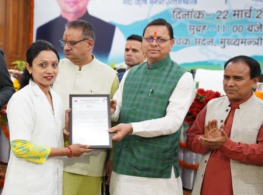 Uttarakhand: Now better health facilities will reach remote villages! 824 sisters got appointment as health workers under Nari Shakti Utsav, CM Dhami distributed letters