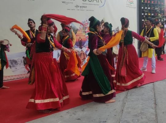 Foreigners were welcomed with Jhoda dance, being pleased with the expressions of Jhoda dance, foreigners captured photos and videos of the dance in their phones.