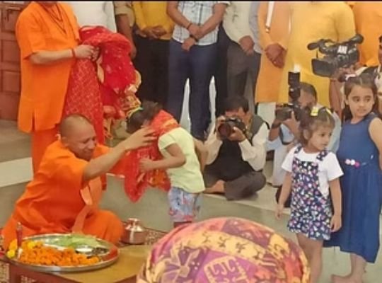 Faith: Chief Minister Yogi Adityanath performed Kanya Pujan on Ram Navami! Took blessings by washing the feet of girls, bid farewell to Dakshina by feeding them