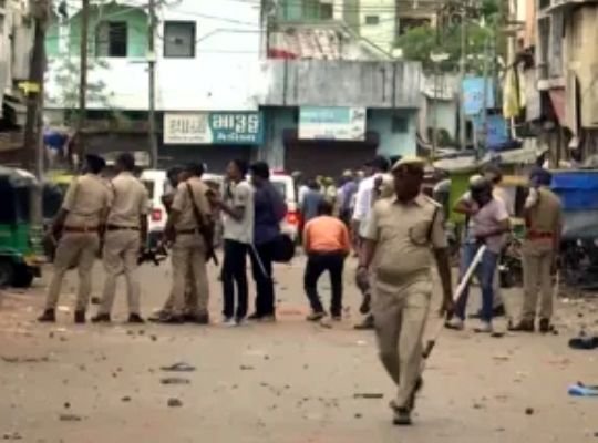 Big news: Stone pelting during Ram Navami procession in Gujarat! The atmosphere heated up, heavy police force deployed on the spot