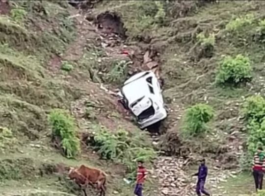 Uttarakhand: Big accident in Nainital at midnight! The car returning from the engagement program fell into a deep gorge, one died
