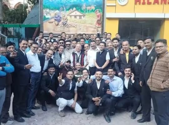Nainital: Manish became the President of the District Bar and Bhanu became the Secretary, defeating the opponent on the post of President by 98 votes, a total of 226 advocates exercised their franchise
