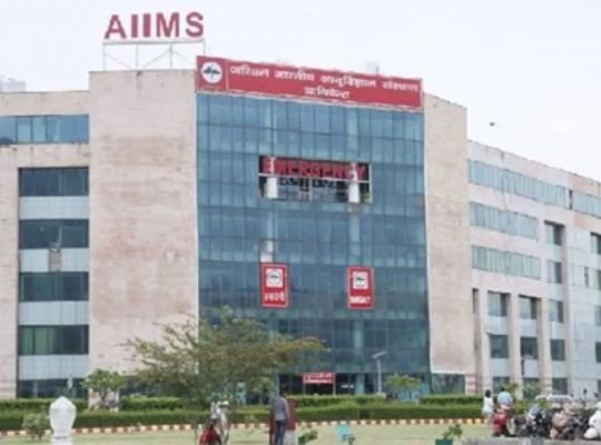 Uttarakhand: A patient died in a competition between two ambulance unions in Rishikesh AIIMS! Accusations were made on each other, the matter reached the police