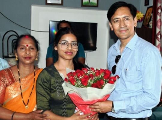 Uttarakhand: Dikshita of Haldwani got 58th rank in UPSC exam! Divisional Commissioner Rawat reached his residence and congratulated Meenakshi, a resident of Damuvadhunga.