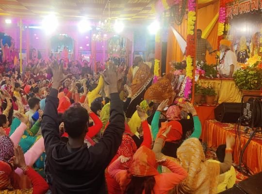 Nainital: The fifth day of Shrimad Bhagwat Katha going on in Maa Nayana Devi Temple premises, the story will continue till May 28.