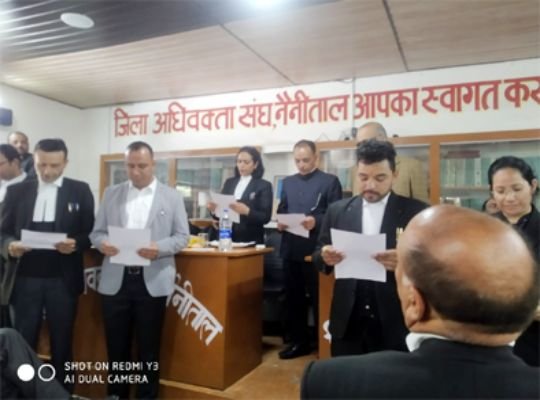  Nainital: District Bar Assoc. Oath taking ceremony completed! District Judge Sujata Singh administered the oath, President Joshi expressed gratitude to the advocates