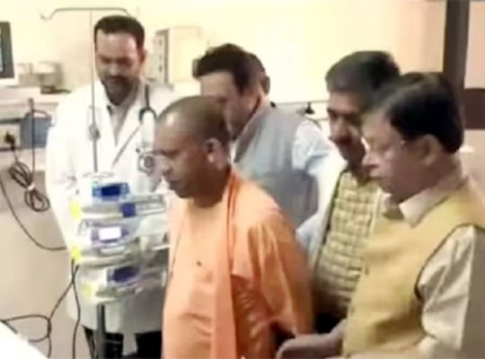  Big news: CM Yogi reached the hospital to meet the girl injured in the shootout! Knowing the condition, instructions were given to the officers to provide better treatment