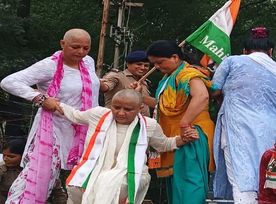 Uttarakhand: Women shaved their heads, then went to CM residence! Congress's outcry against Dhami government