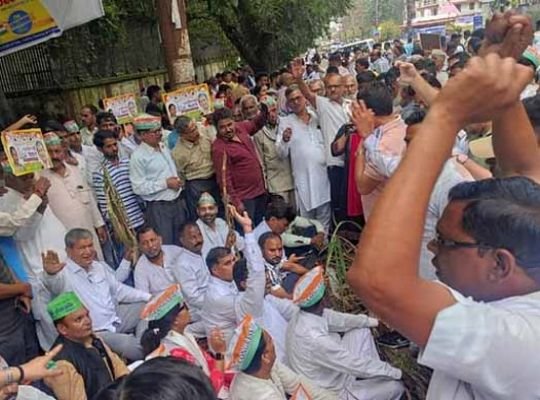 Uttarakhand: Reached Harda to stage a protest riding on a tractor! Congressmen raised slogans, police stopped them