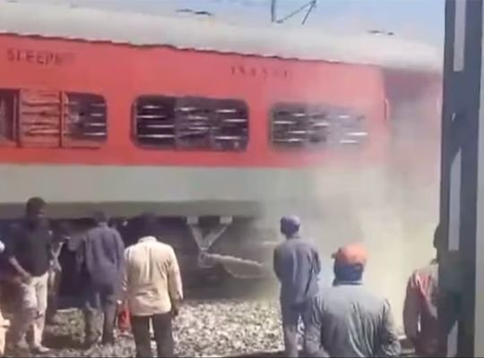 Big Breaking: Smoke came out from the bogie of Duronto Express! There was chaos on the spot, an accident happened while coming from Howrah to Delhi.