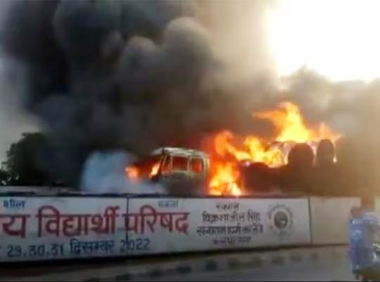 Big Breaking: Truck starts burning on the highway! Goods were destroyed before the fire brigade arrived, creating chaos
