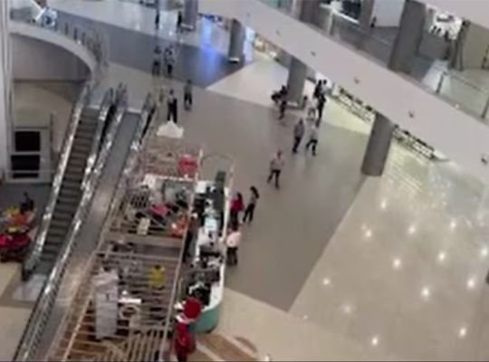 Traumatic: A heart-wrenching accident happened in the mall! Another child left his father's lap while handling a child, died after falling from the third floor