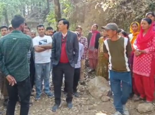 Nainital: Divisional Commissioner reached Bajun village on complaint of villagers! Forester reprimanded, know what is the whole matter