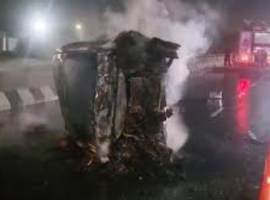 Driver burnt alive after fire in moving car! The deceased was not identified, the car overturned after hitting the divider on the highway.