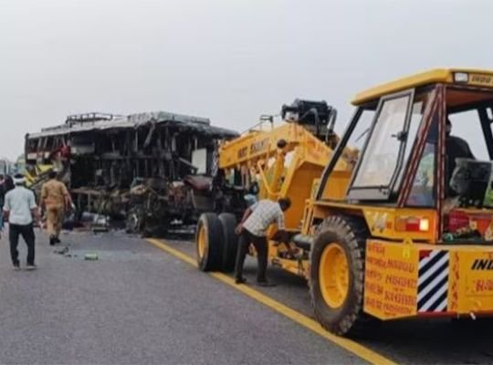Tragic: A horrific accident on the expressway! Double decker bus collides with milk tanker, 18 passengers killed