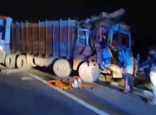 Big accident: Truck hits bus parked on highway! Painful death of six people, there was screams