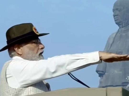 Today is the birth anniversary of iron man Sardar Vallabhbhai Patel! Prime Minister Modi reached the Statue of Unity, took the salute of the National Unity Day Parade