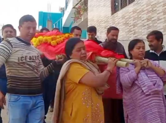 Champawat: Haripriya Gahtodi passes away! Three sisters gave shoulder to mother's dead body, Haripriya showed the world to the blind while leaving