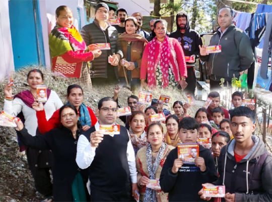 Nainital: Councilor candidate from Snow View Ward 5 Prakash Pandey intensified his campaign! Went door to door asking for votes, counted achievements