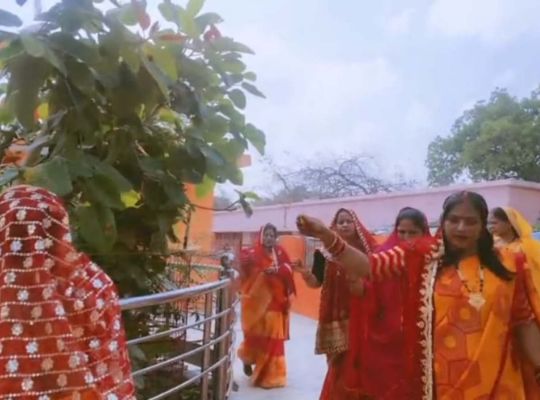 Faith: Worship of Banyan tree for long life of husband! Married women kept Nirjala fast, crowd of devotees gathered at Pateshwari Devi temple