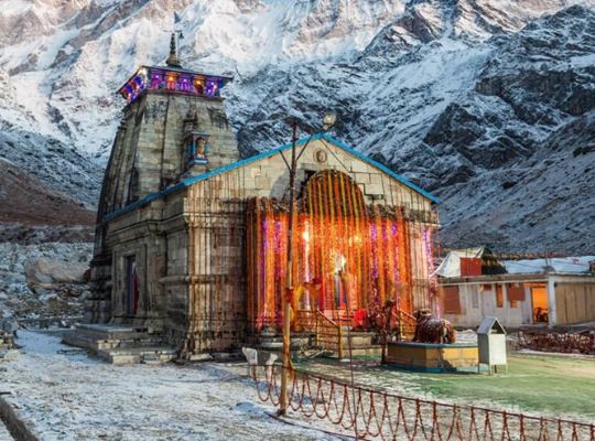 Uttarakhand: The faces of devotees blossomed with the first snowfall of the season in Kedarnath Dham! The hills covered in white sheets
