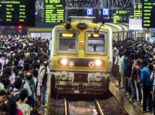 Big accident in Mumbai! 5 passengers died after falling from local train, chaos ensued