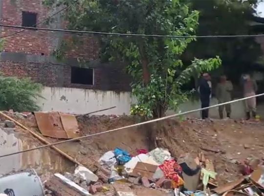Big accident: Due to heavy rains, the wall of a house collapsed in Delhi's Jaitpur! 8 people reported dead, mourning spread in the area