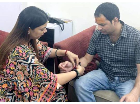 Special celebration of Raksha Bandhan in Patna: Tej Pratap Yadav celebrated the festival with his cousin sister, got love from his sisters through video call