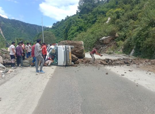 Major accident: Boulders fell on a vehicle on Badrinath Highway! Woman died on the spot, four people injured