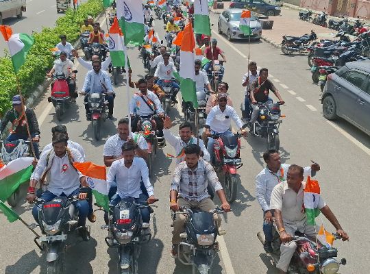 Journalists took out a historic and unique 14 km long Tiranga Yatra in Ayodhya! Paid homage to the martyrs and pledged to protect unity, integrity and democratic values