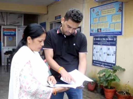 Nainital: Demand for action in the case of ruckus during the district panchayat elections! Pushpa Negi reached Tallital police station, submitted evidence along with the application