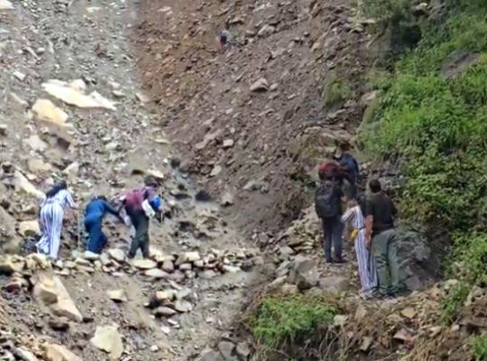 Uttarakhand: The second Kedarnath Madmaheshwar Yatra is going on at the mercy of God! There are no security arrangements on the footpath, villagers and local people are crossing dangerous paths