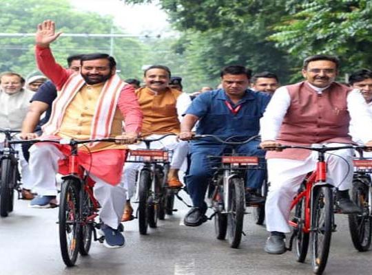 CM Naib Saini reached the Vidhan Sabha on a bicycle along with the Speaker, Minister and MLAs! Gave the message of de-addiction and environmental protection