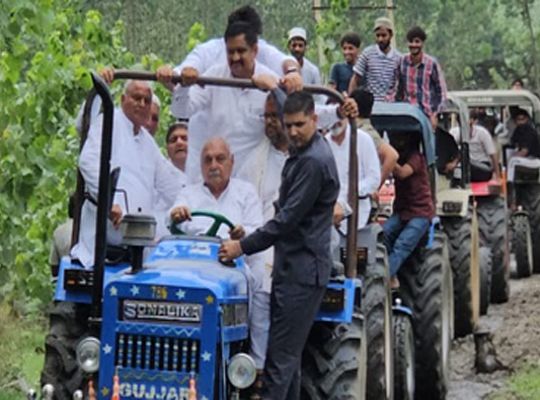 Hooda reached flood affected areas by driving a tractor! Said-Haryana should be declared flood affected