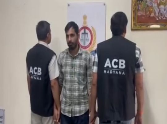 Housing Board clerk arrested taking bribe! Deal was fixed for 15 thousand, caught in ACB trap