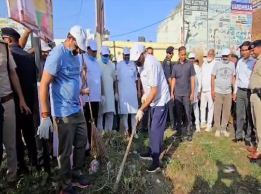 Mega cleanliness drive in Gurugram: CM Naib himself swept the streets