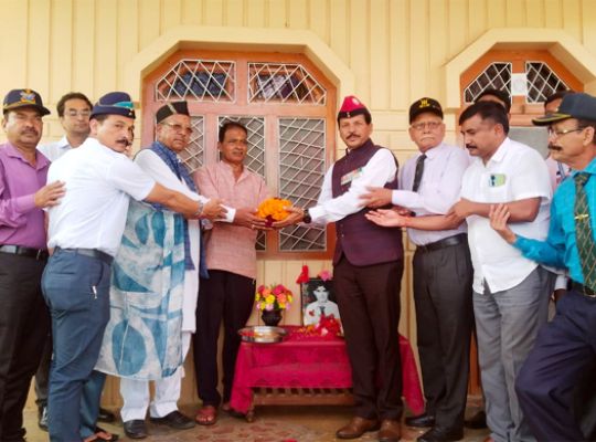 Pithoragarh: Martyrs' Honor Tour! Programs were held in Kimkot, Raiagar, and Berinag. Sacred soil was collected in an urn from the courtyard of Martyr Laxman Singh.
