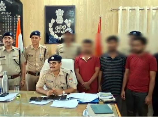 Uttarakhand: Four people have been arrested for defrauding people of lakhs of rupees in the name of booking helicopter tickets! Police arrested the fraudsters from outside states, this is how they used to commit fraud.