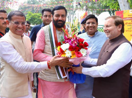  Haryana: CM Nayab Singh Saini inaugurated the Diwali fair in Surajkund. He said, "Made in India will increase prosperity and make the country self-reliant."