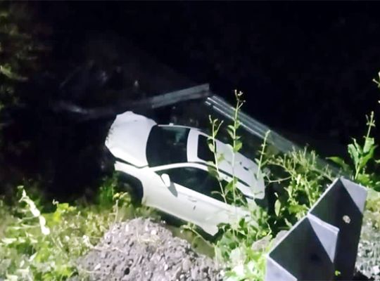 Uttarakhand: Major accident in Mussoorie! A family was traveling to Delhi for a wedding when their car suddenly lost balance and fell into a ditch, injuring five people.
