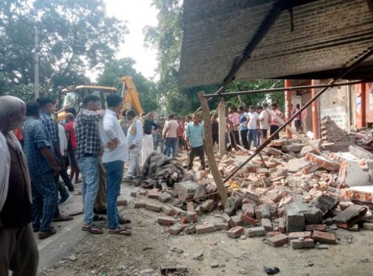 Massive explosion in Ayodhya: A house's roof was blown off by a powerful blast! One person died, and the entire area was shaken.