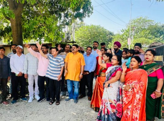 Rudrapur: Congress workers are furious over power cuts during the festive season! Violent protests and warnings issued.