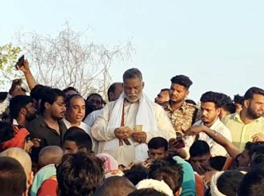 Bihar politics heats up: Pappu Yadav accused of violating the code of conduct! Video of him distributing five lakh rupees to flood victims goes viral.
