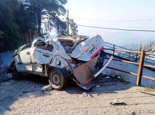 Major accident in Mussoorie: Swift car falls into ditch, driver narrowly escapes death